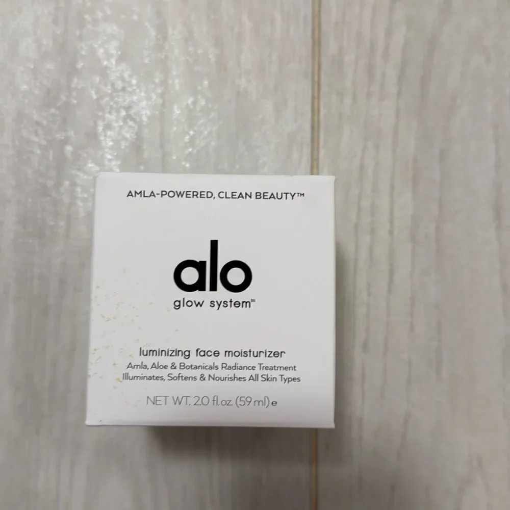 NWT alo glow face moisturizer